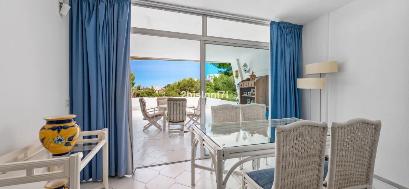 Venta de apartamento en planta media en Miraflores 3