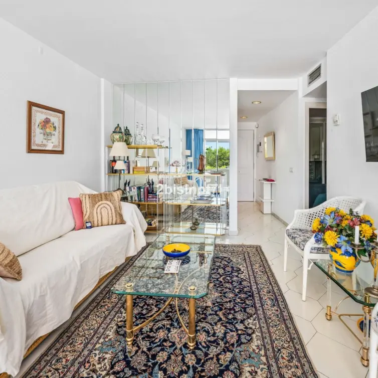 Venta de apartamento en planta media en Miraflores