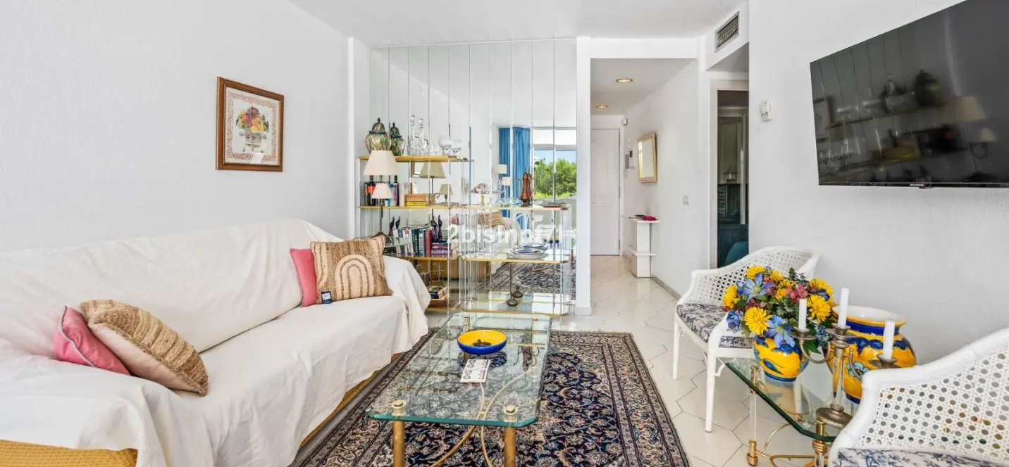 Venta de apartamento en planta media en Miraflores 4