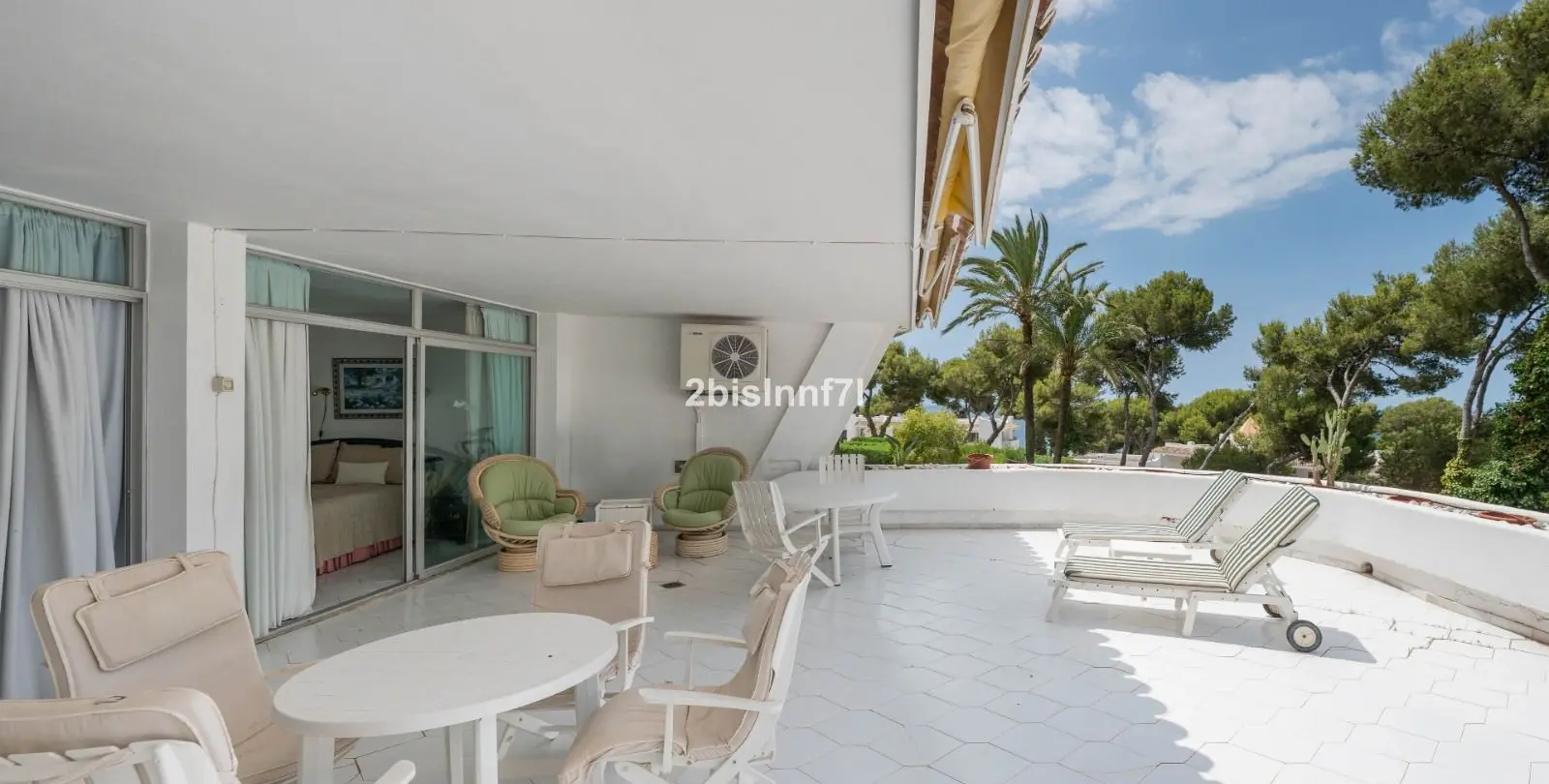 Venta de apartamento en planta media en Miraflores 6