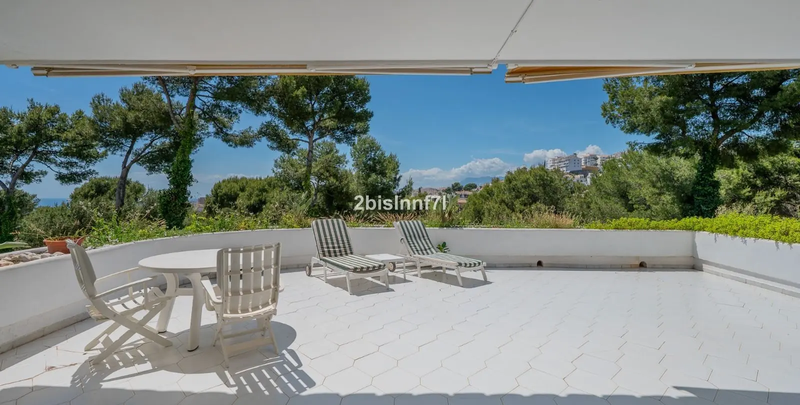 Venta de apartamento en planta media en Miraflores 8