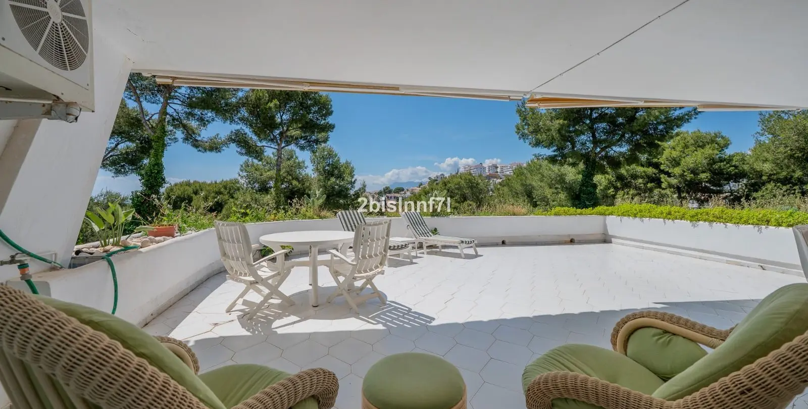 Venta de apartamento en planta media en Miraflores 13