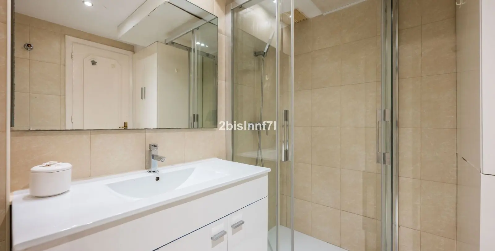 Venta de apartamento en planta media en Miraflores 16