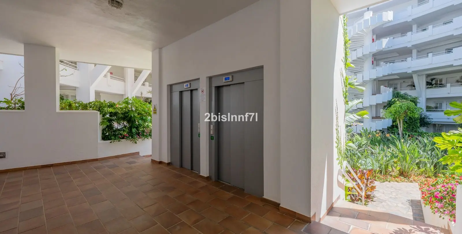 Venta de apartamento en planta media en Miraflores 29