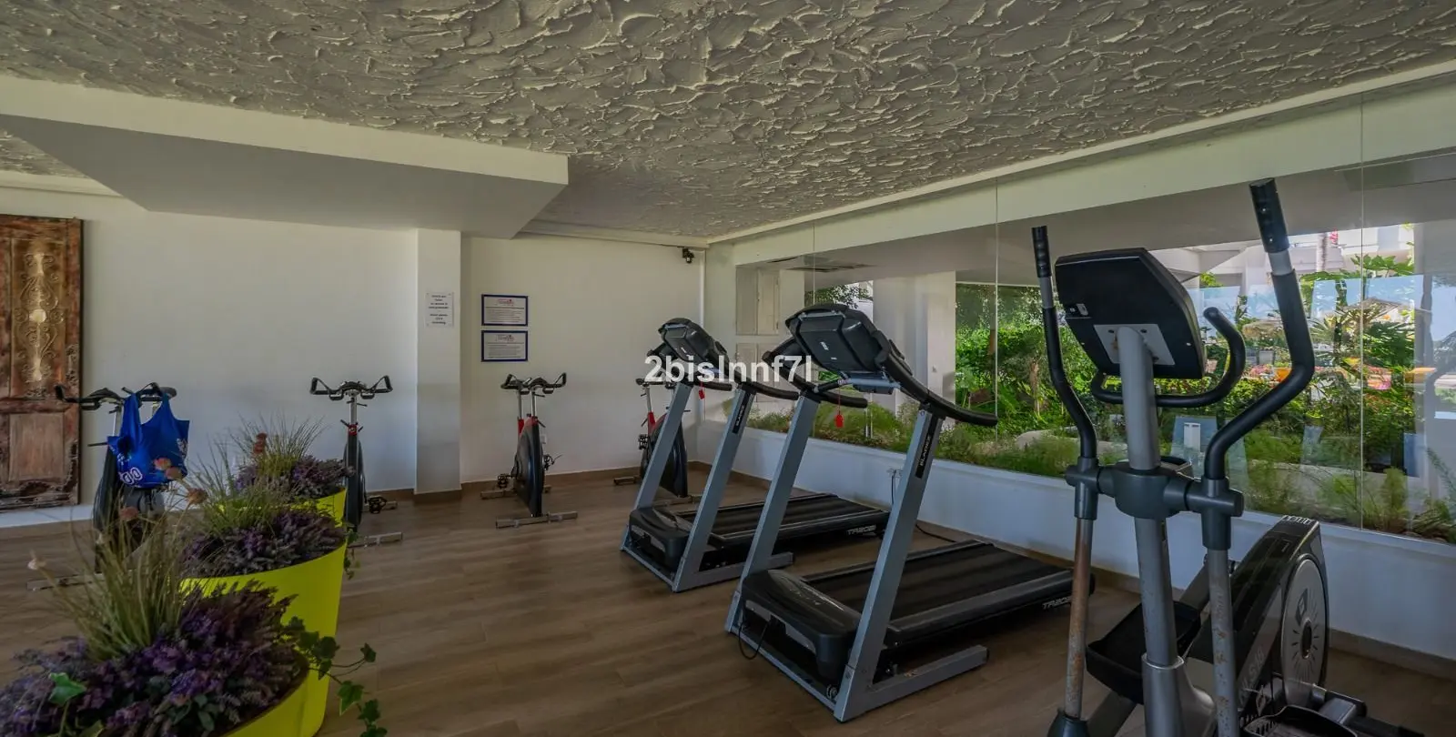 Venta de apartamento en planta media en Miraflores 30