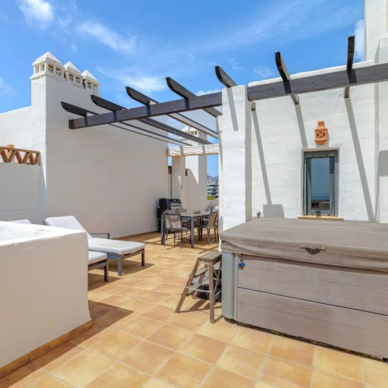 Venta de ático dúplex en Estepona