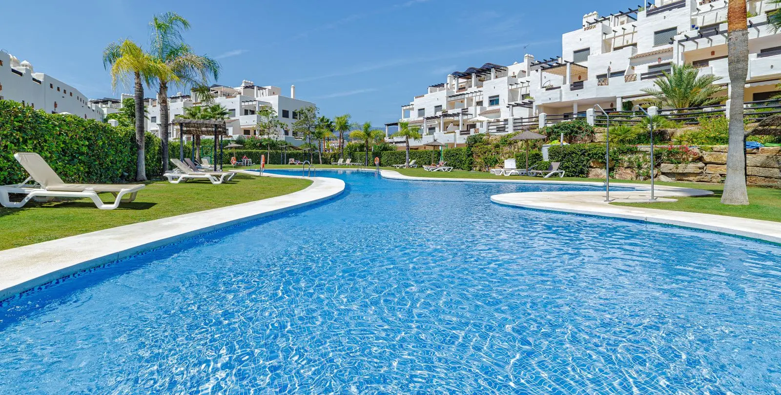 Sale of penthouse duplex in Estepona 25