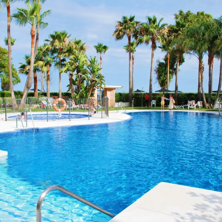 Продажа апартаментов на первом этаже в Estepona