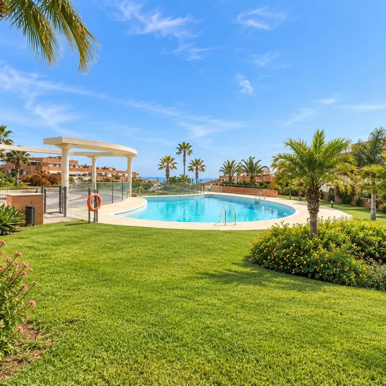 Продажа апартаментов на первом этаже в Torremolinos