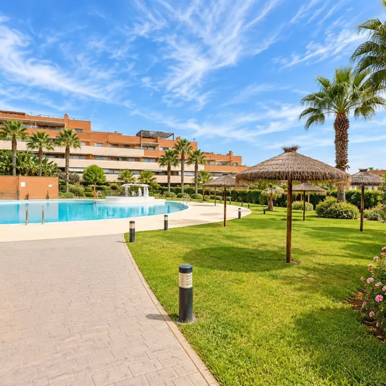 Продажа апартаментов на первом этаже в Torremolinos