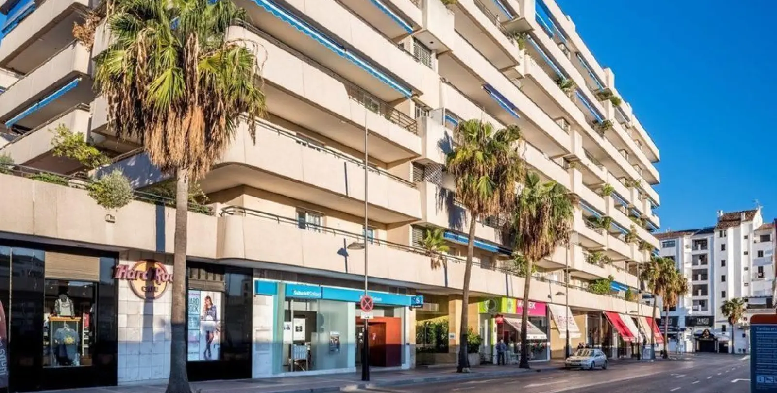 Sale of middle floor apartment in Puerto Banús 2