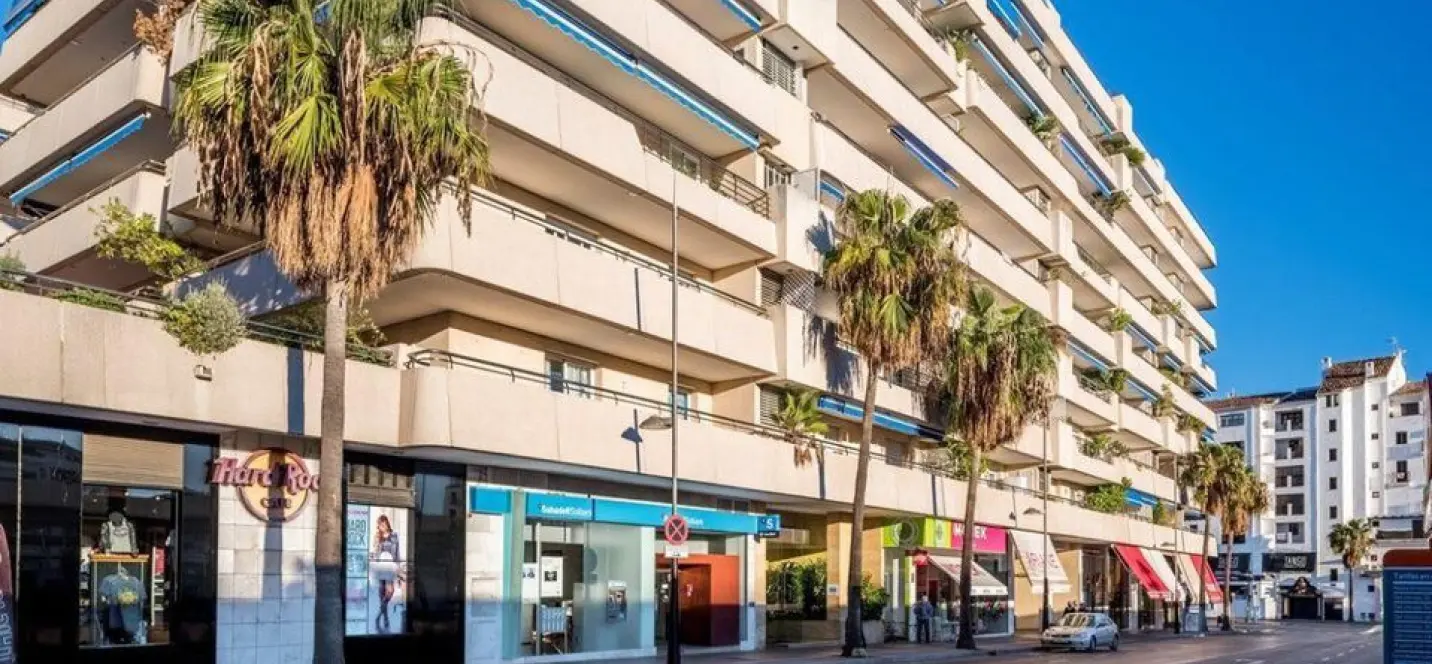 Sale of middle floor apartment in Puerto Banús 1