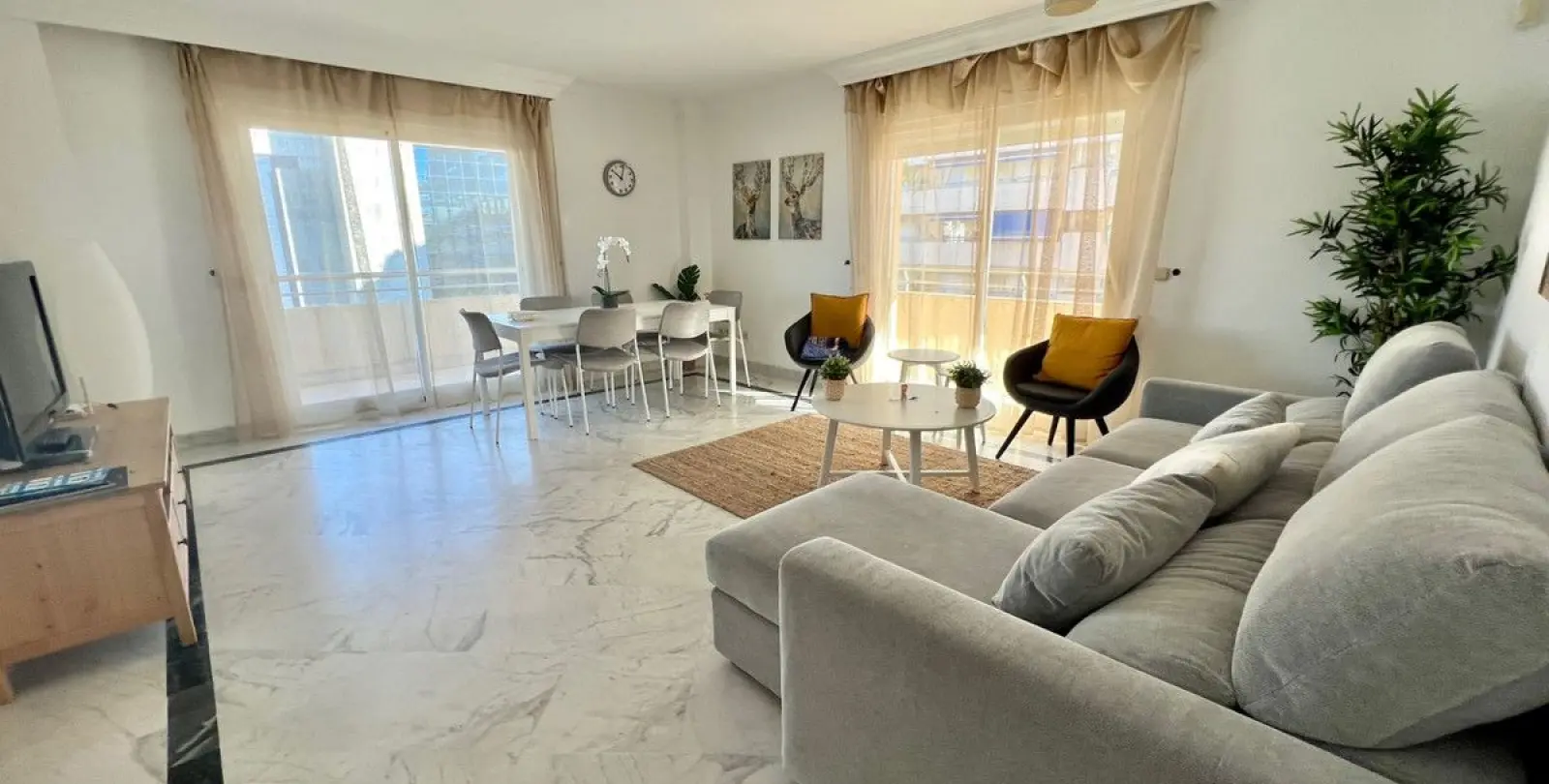 Sale of middle floor apartment in Puerto Banús 3