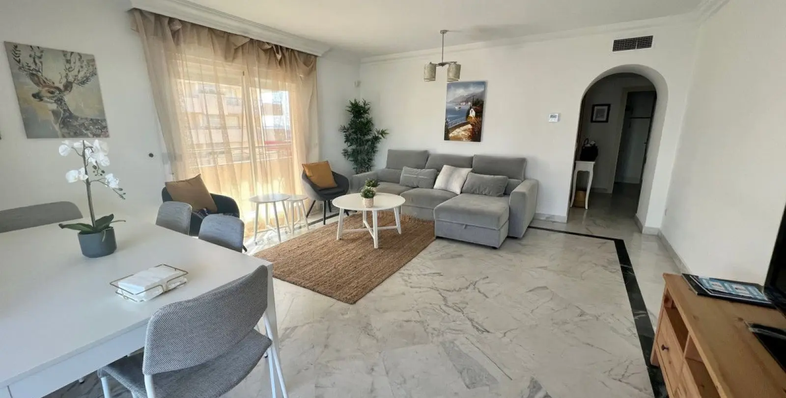 Sale of middle floor apartment in Puerto Banús 4