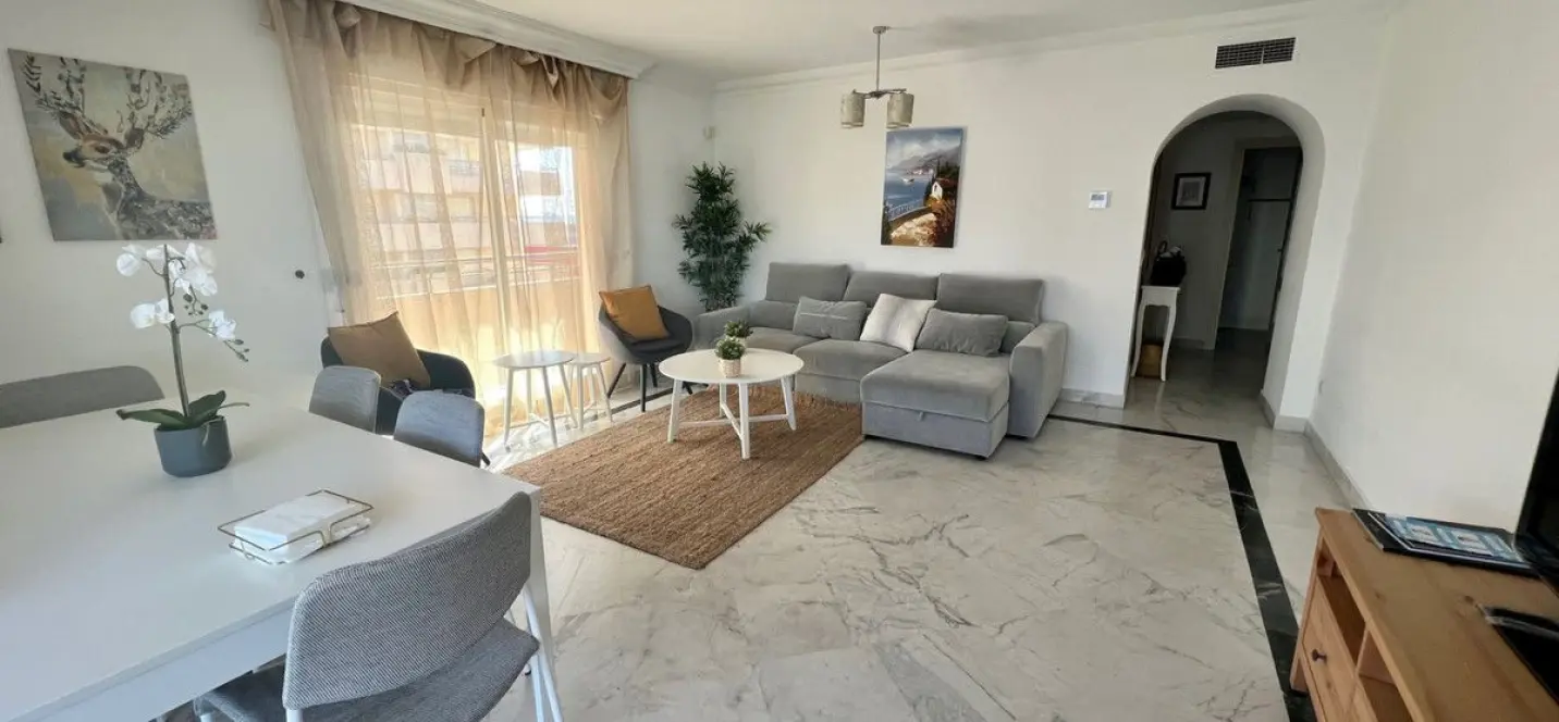 Sale of middle floor apartment in Puerto Banús 3