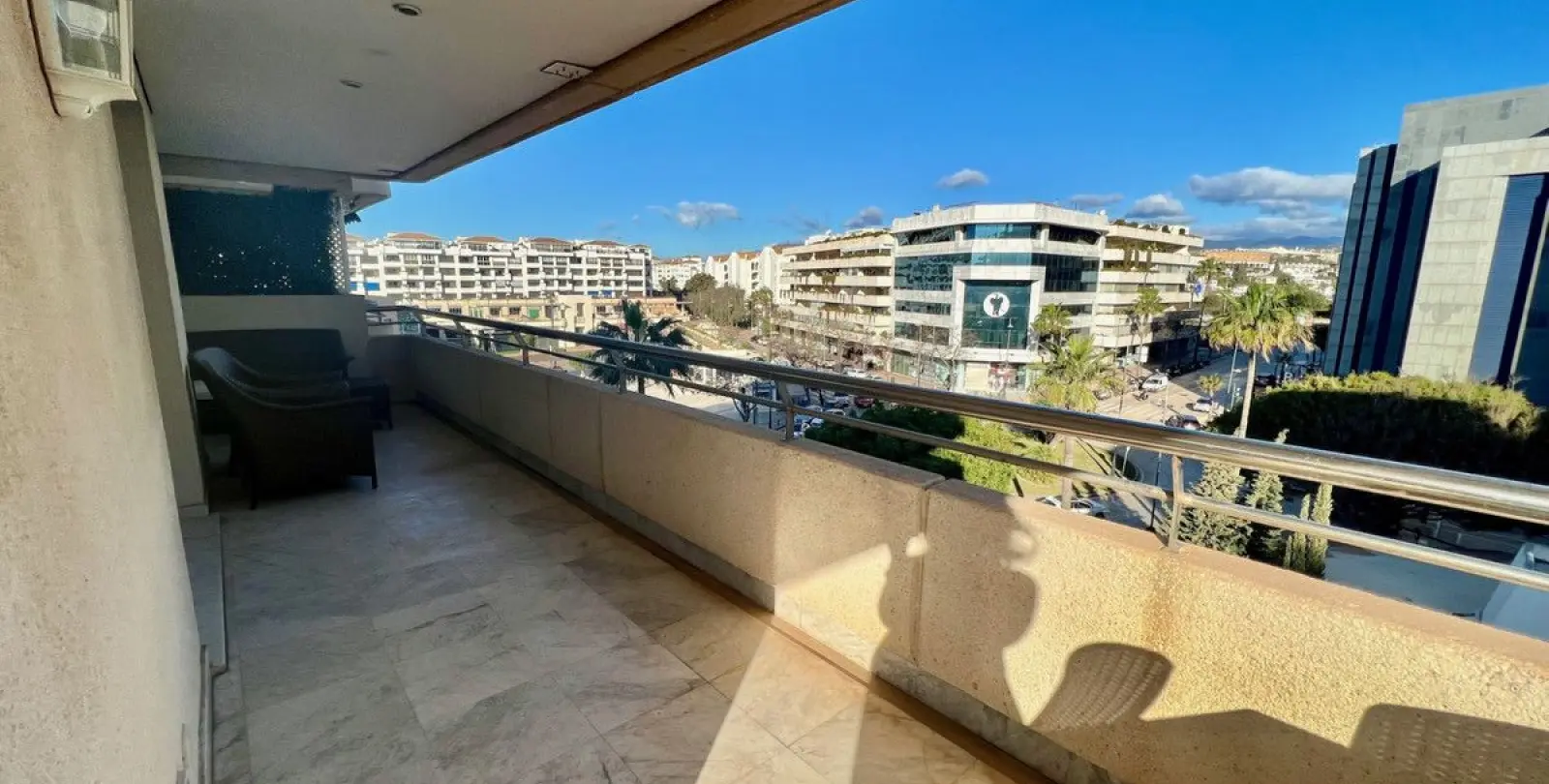 Sale of middle floor apartment in Puerto Banús 9