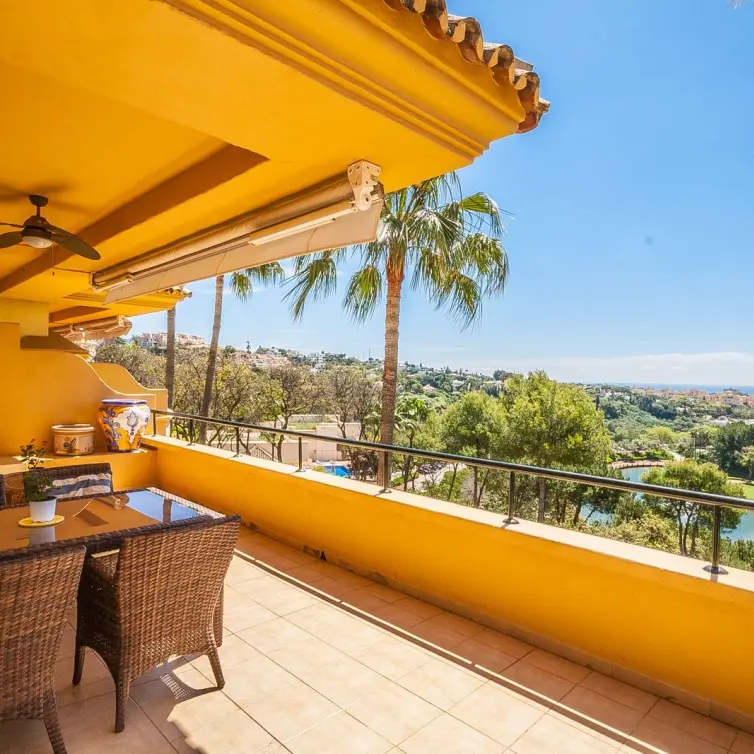 Sale of middle floor apartment in Elviria