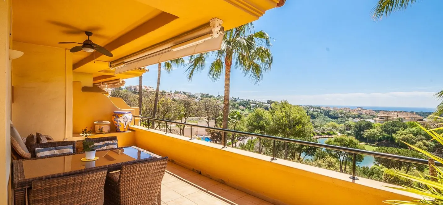 Sale of middle floor apartment in Elviria 0