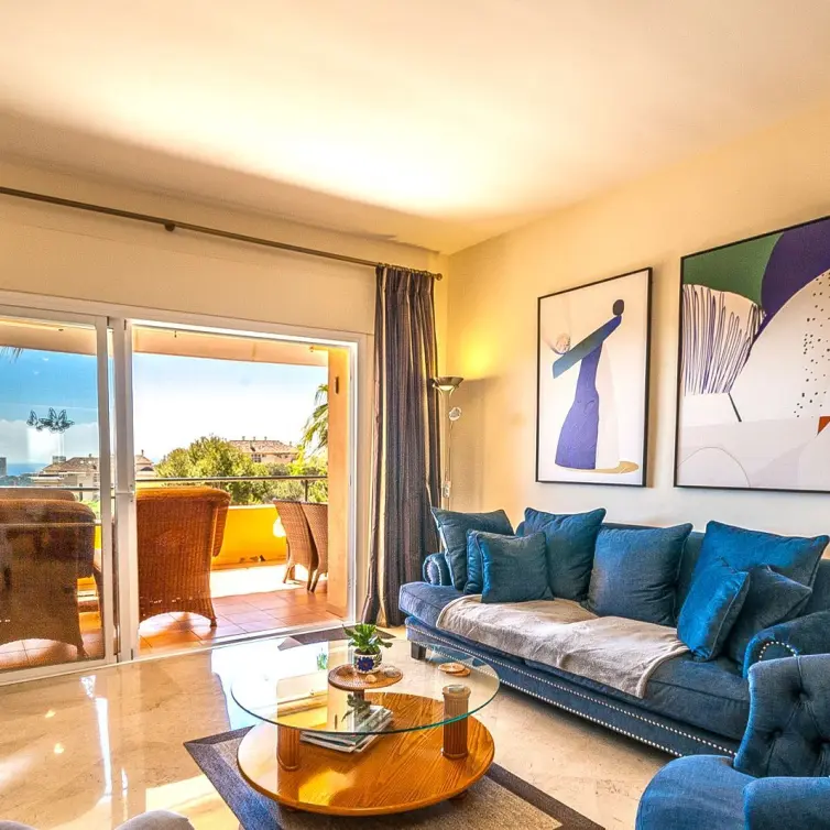 Sale of middle floor apartment in Elviria