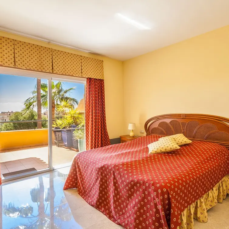 Sale of middle floor apartment in Elviria