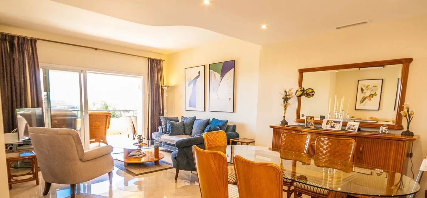 Sale of middle floor apartment in Elviria 3