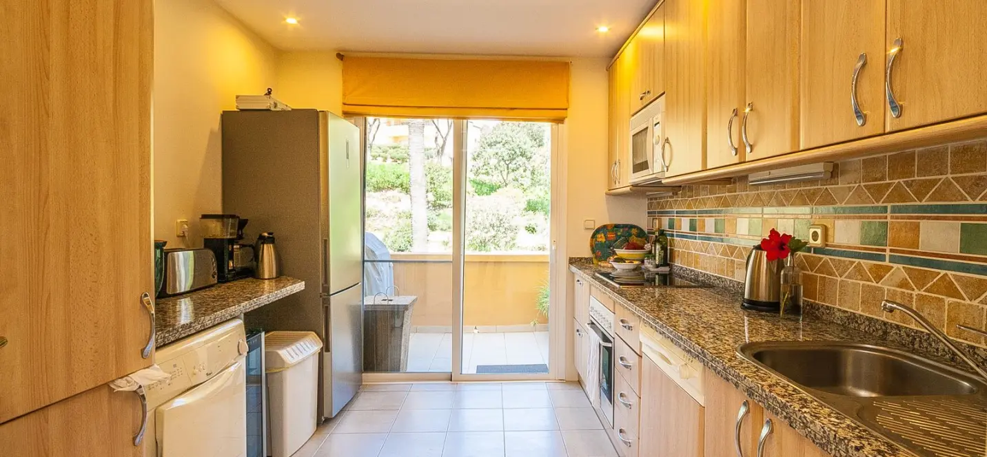 Sale of middle floor apartment in Elviria 4