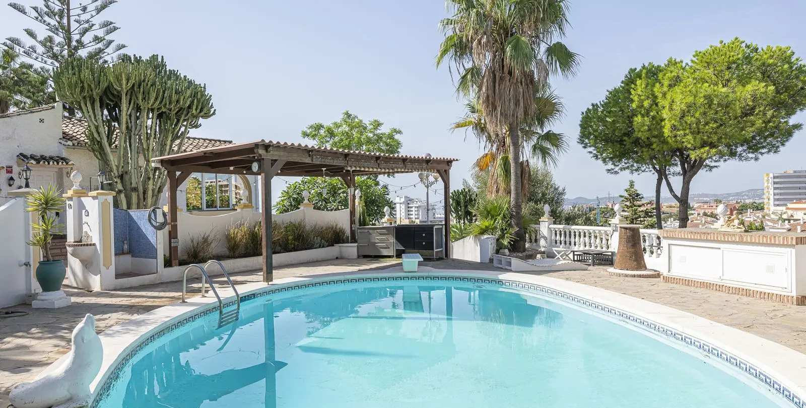 Sale of detached villa in Fuengirola 1