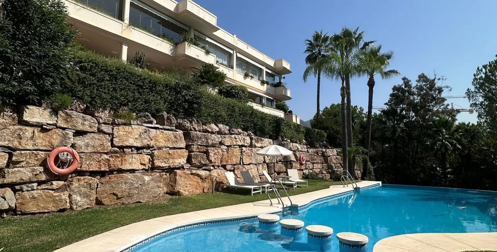 Sale of middle floor apartment in The Golden Mile 1