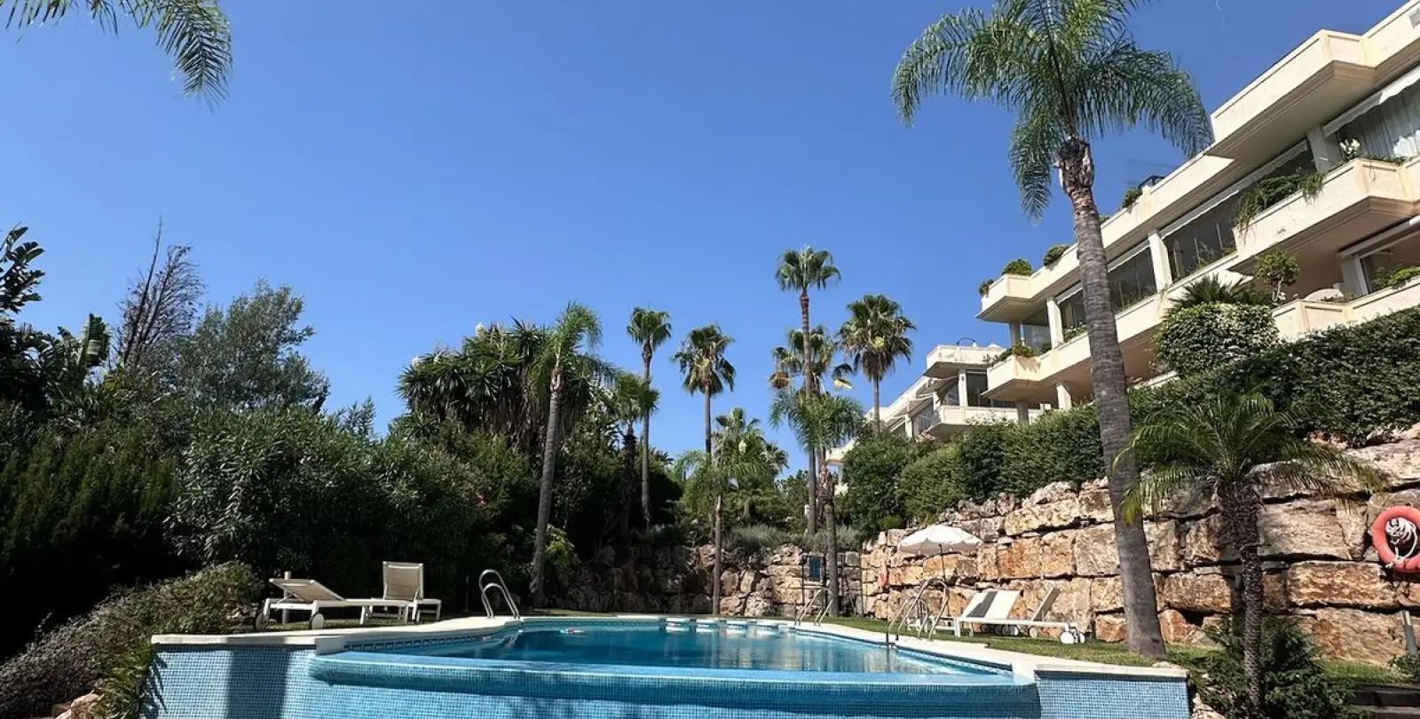 Sale of middle floor apartment in The Golden Mile 2
