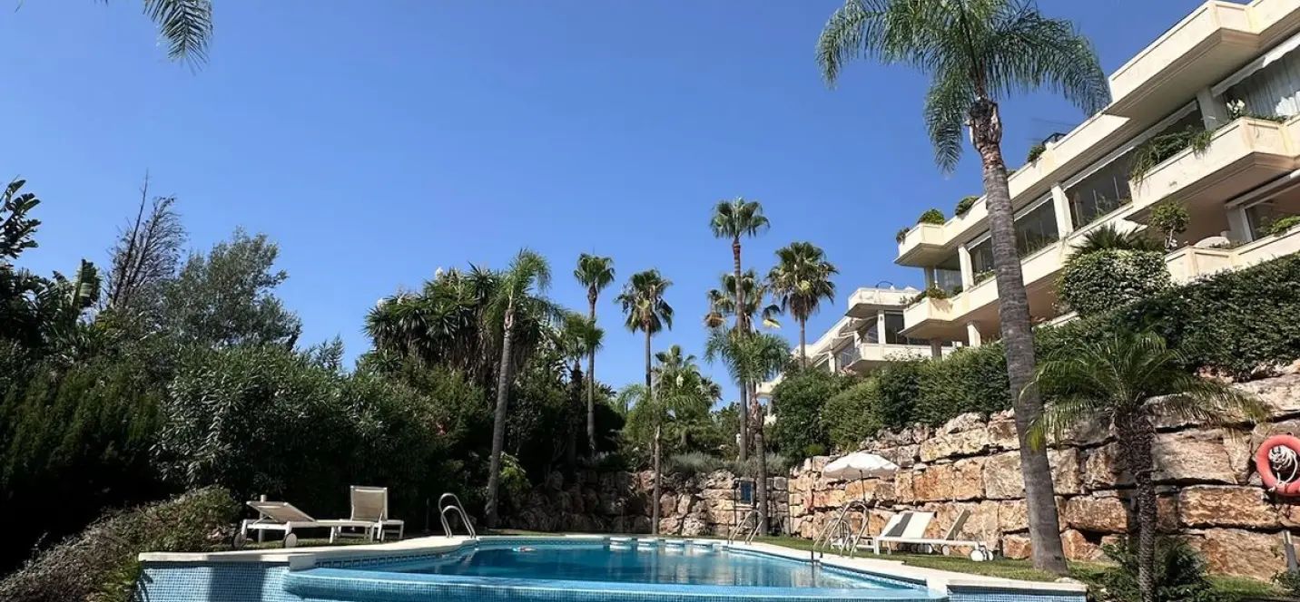 Venta de apartamento en planta media en The Golden Mile 1