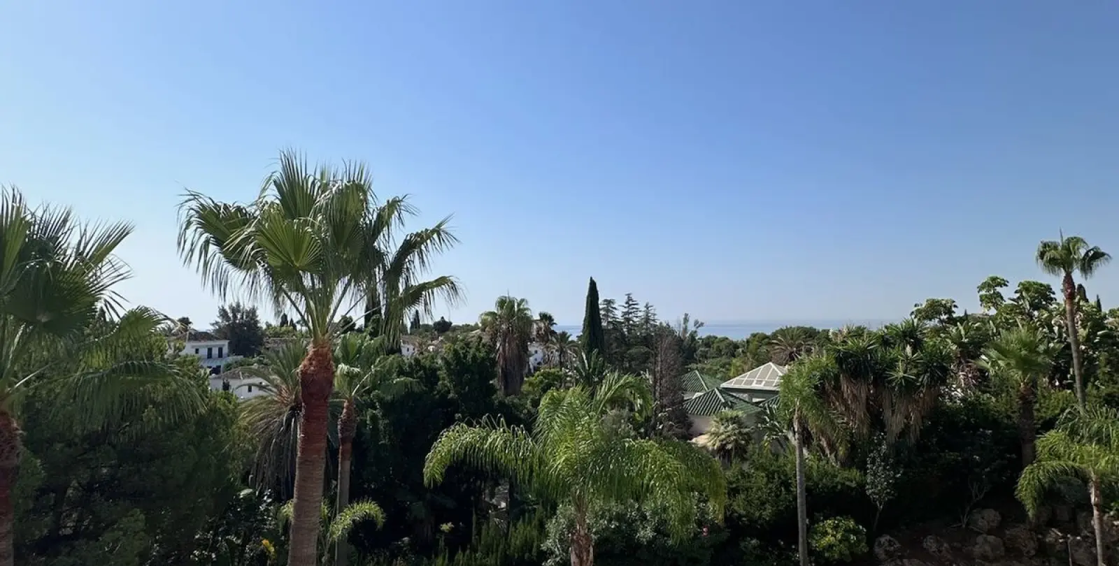 Sale of middle floor apartment in The Golden Mile 3