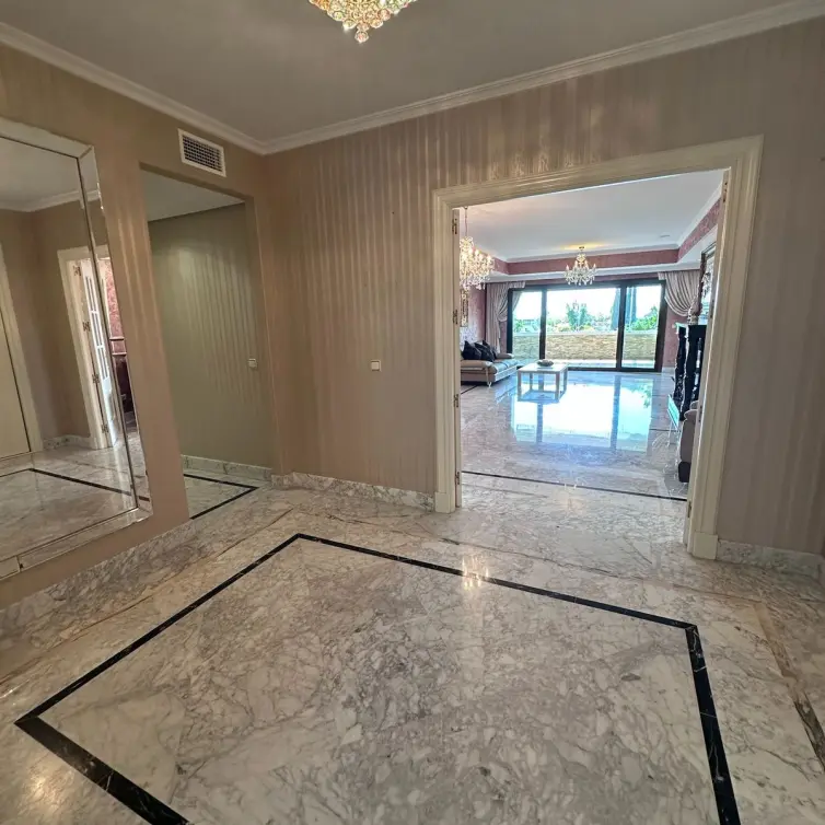 Venta de apartamento en planta media en The Golden Mile