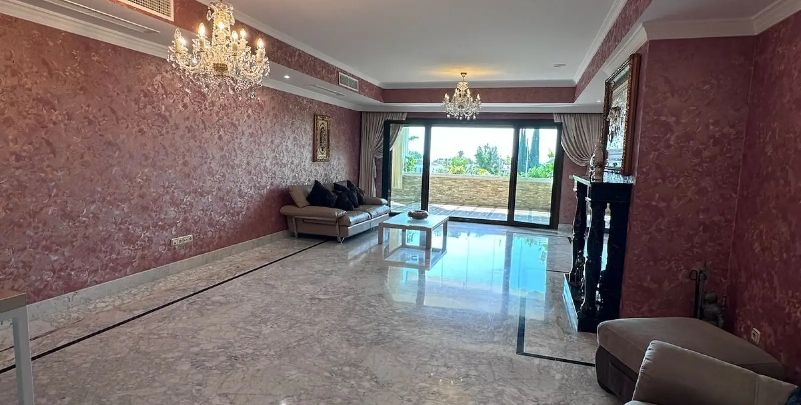 Sale of middle floor apartment in The Golden Mile 5