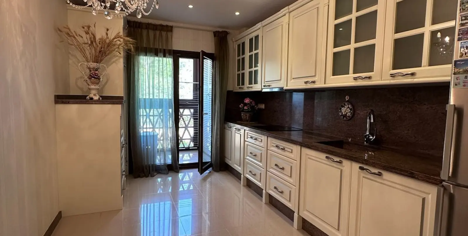 Sale of middle floor apartment in The Golden Mile 6