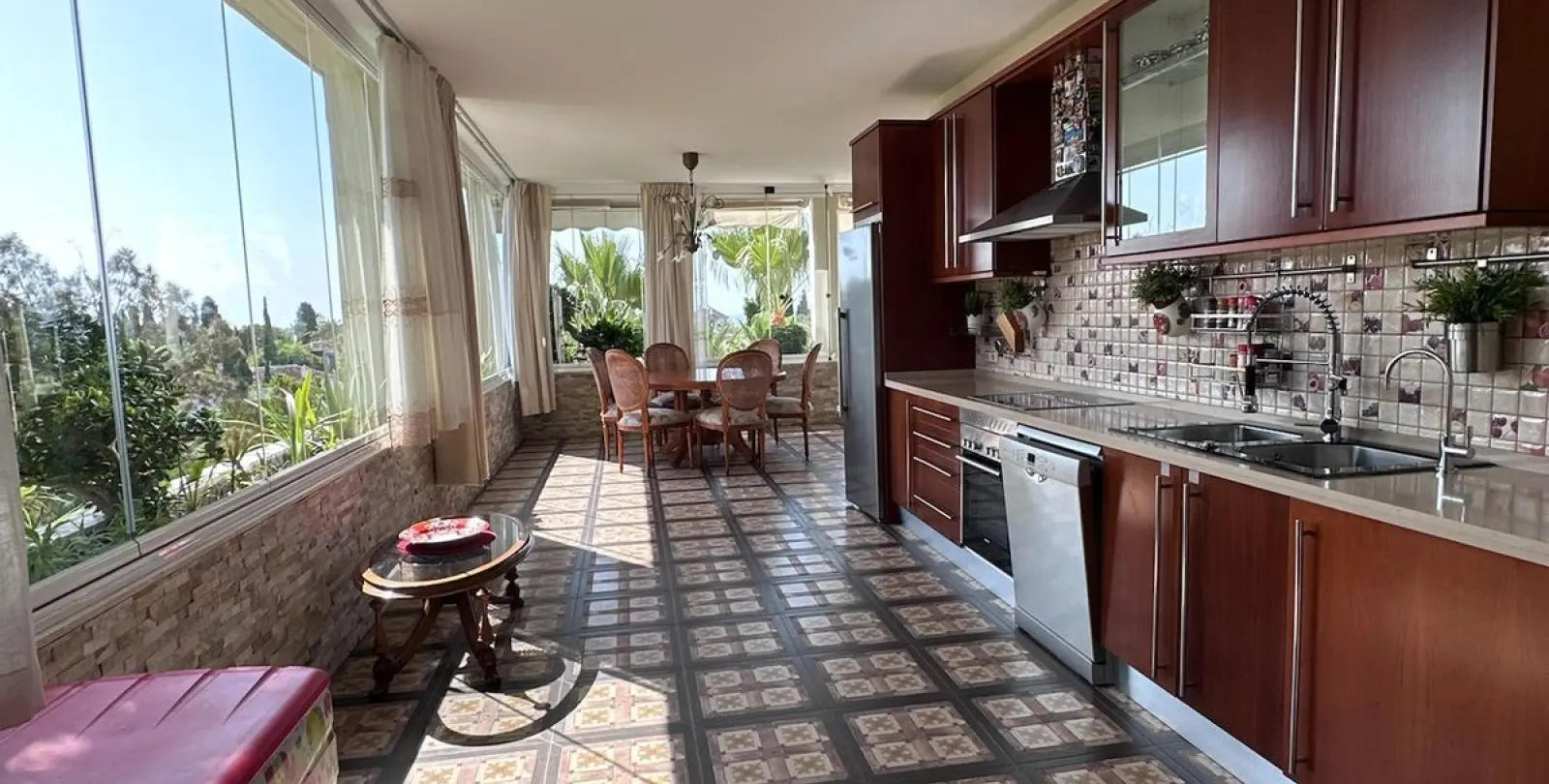 Sale of middle floor apartment in The Golden Mile 7