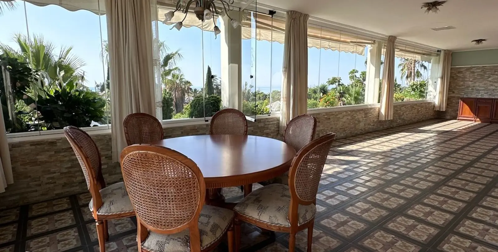Sale of middle floor apartment in The Golden Mile 8