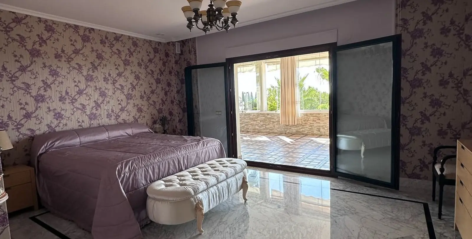 Sale of middle floor apartment in The Golden Mile 9