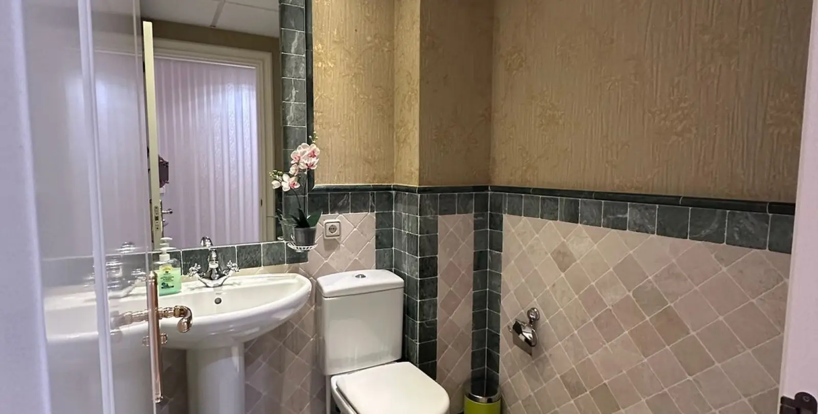 Sale of middle floor apartment in The Golden Mile 10