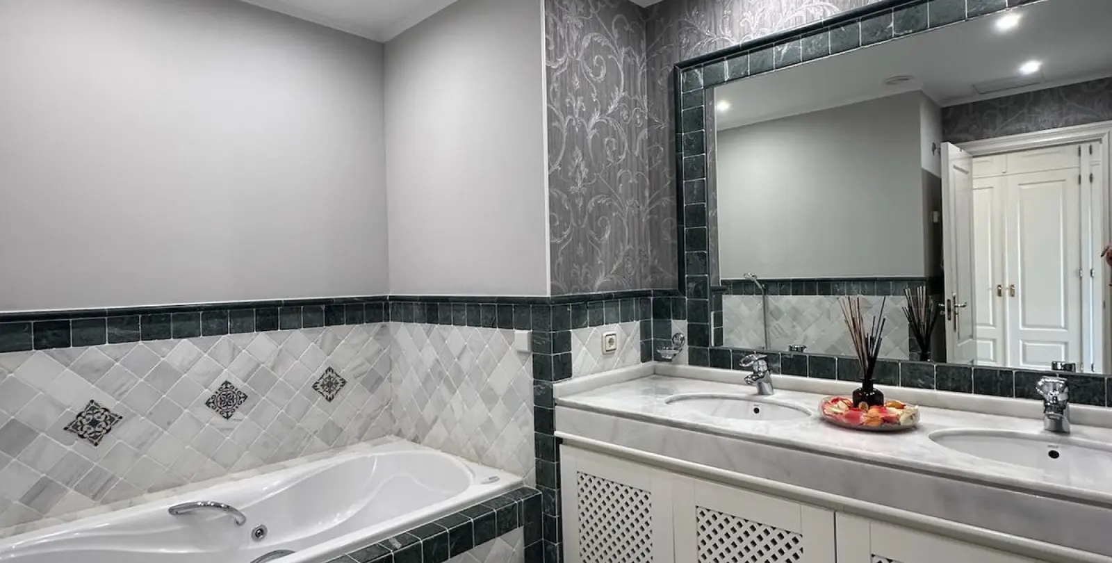 Sale of middle floor apartment in The Golden Mile 11