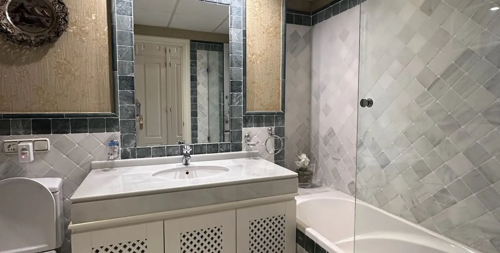 Sale of middle floor apartment in The Golden Mile 13