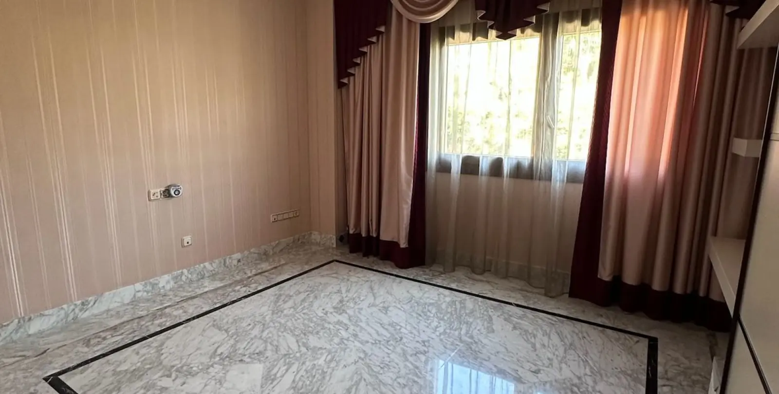 Sale of middle floor apartment in The Golden Mile 14