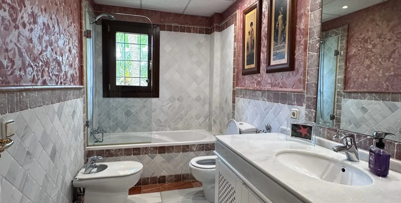 Sale of middle floor apartment in The Golden Mile 16