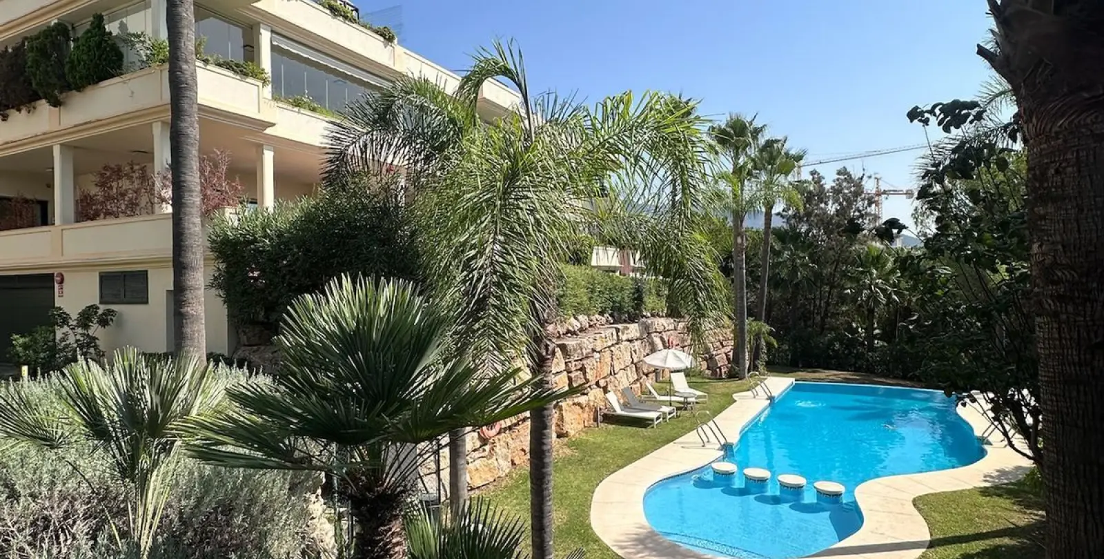Sale of middle floor apartment in The Golden Mile 20