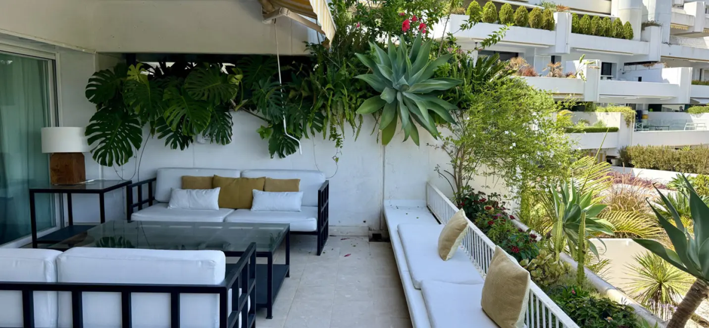 Long-term rent of middle floor apartment in The Golden Mile 2