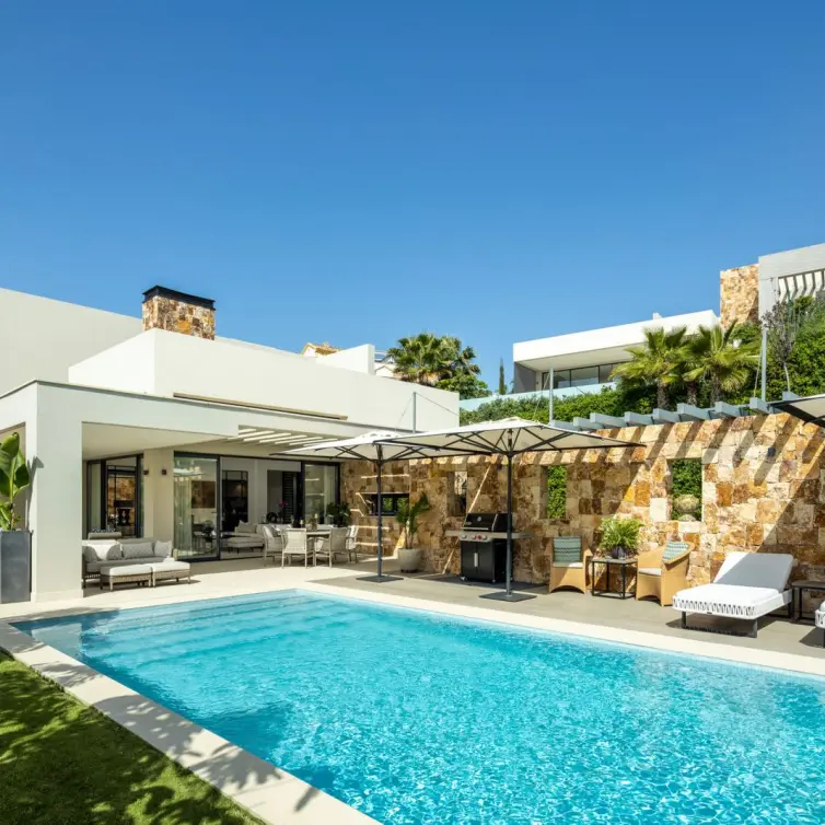 Venta de villa independiente en Nueva Andalucía