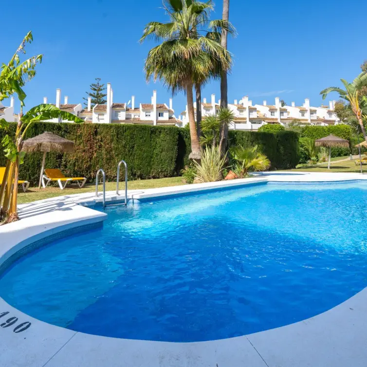 Sale of middle floor apartment in Calahonda