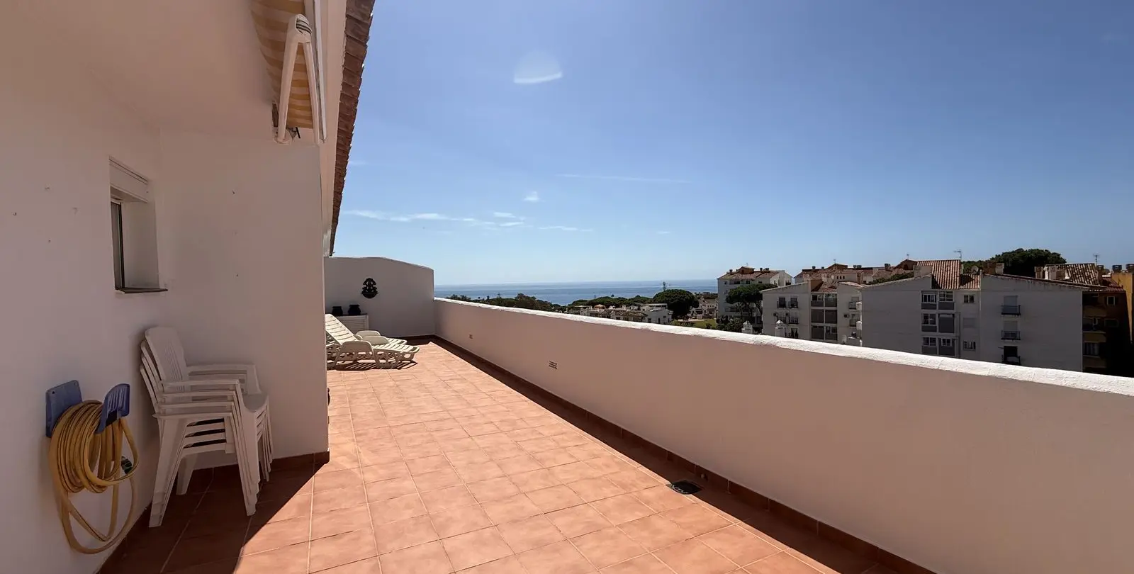 Sale of middle floor apartment in Calahonda 5