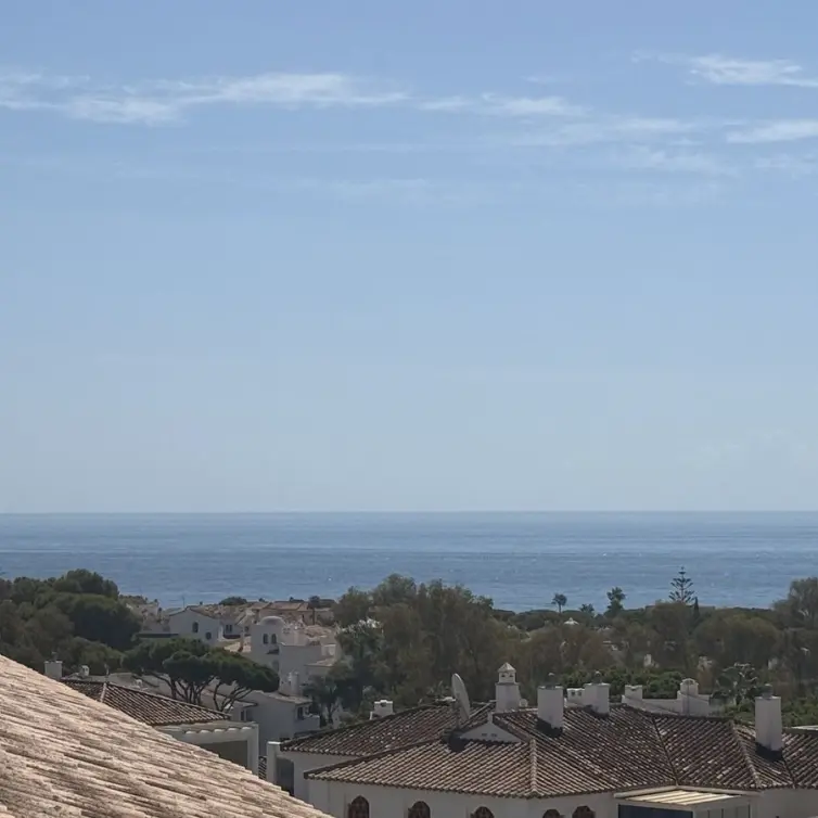 Sale of middle floor apartment in Calahonda