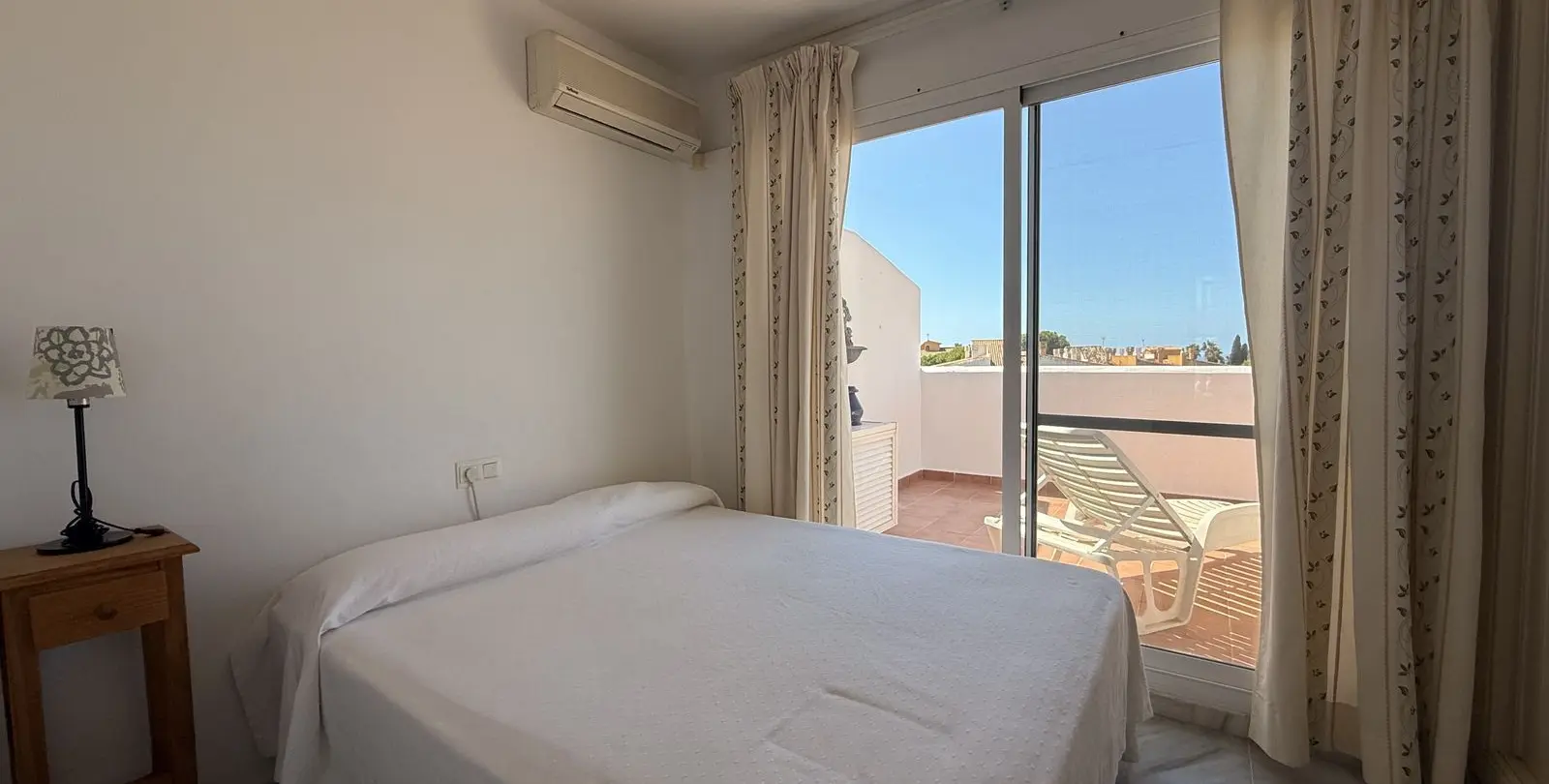 Sale of middle floor apartment in Calahonda 11