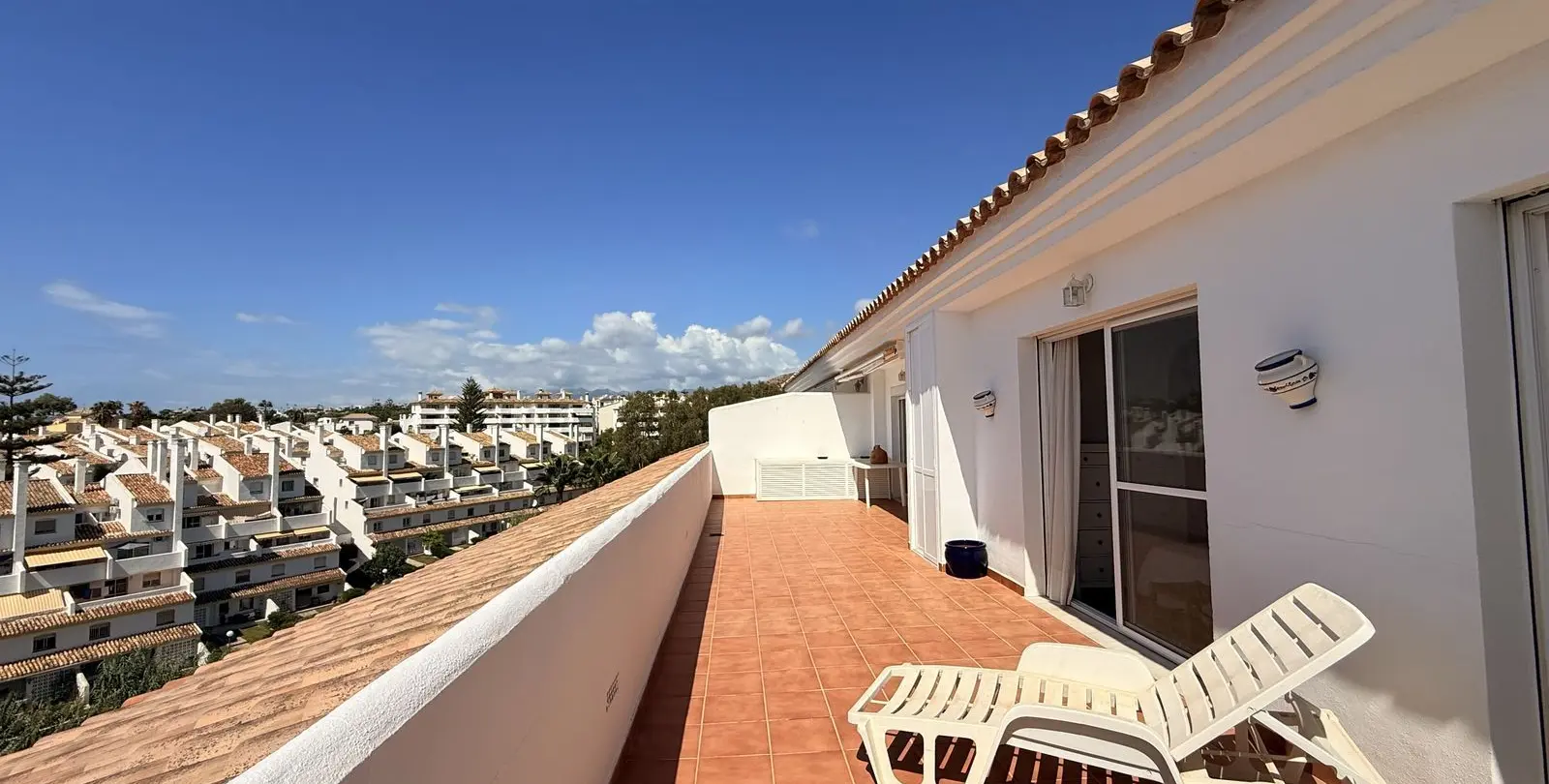 Sale of middle floor apartment in Calahonda 17